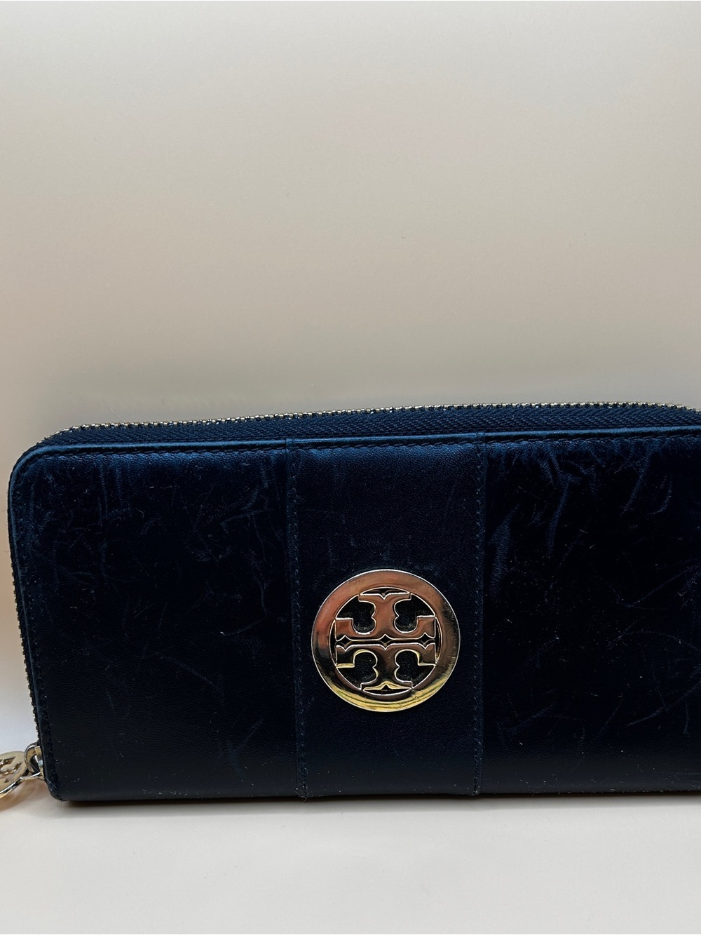 Tory Burch Black Leather Zip-Around Wallet with Logo Good condition
